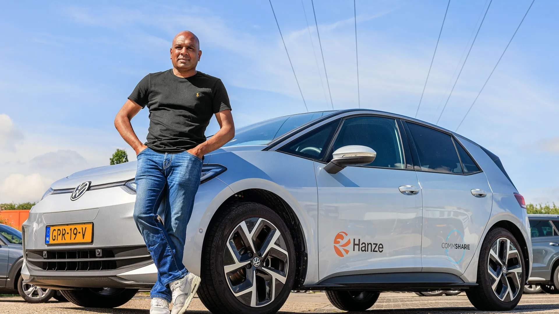 Stephen met deelauto van de Hanze.