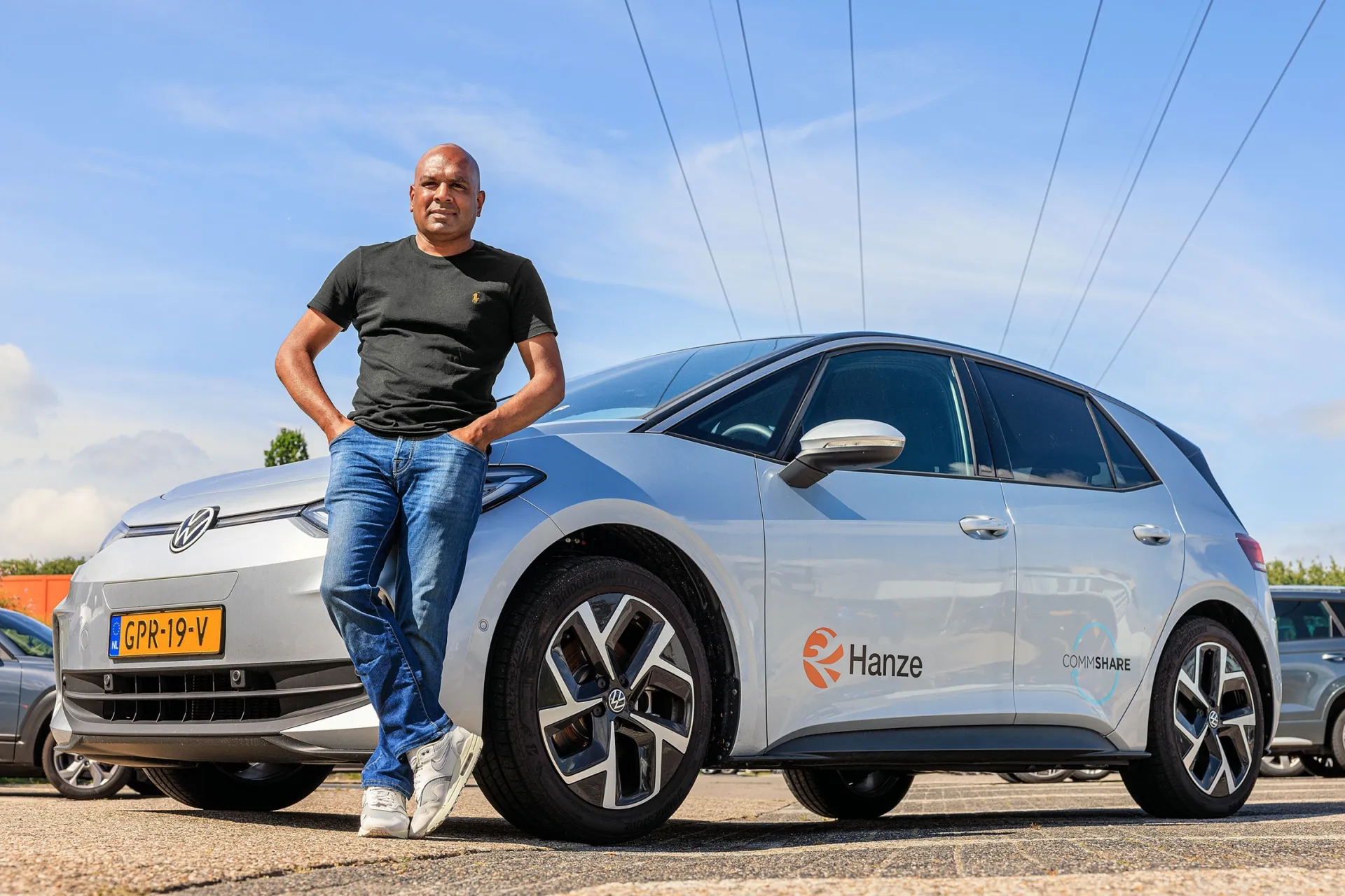 Stephen met deelauto van de Hanze.